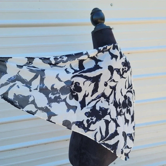 Womens Scarf Chiffon Floral Black White Triangle 49" x 31" NEW - Picture 4 of 8